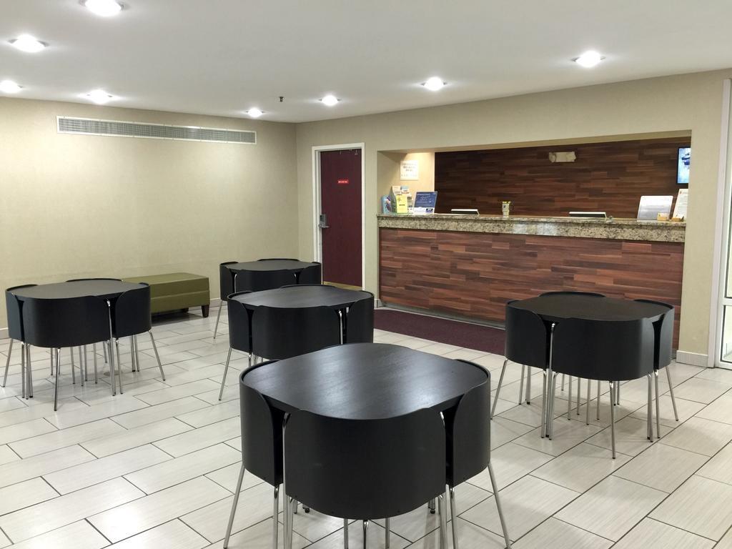 Super 8 By Wyndham Madison East Hotel Luaran gambar