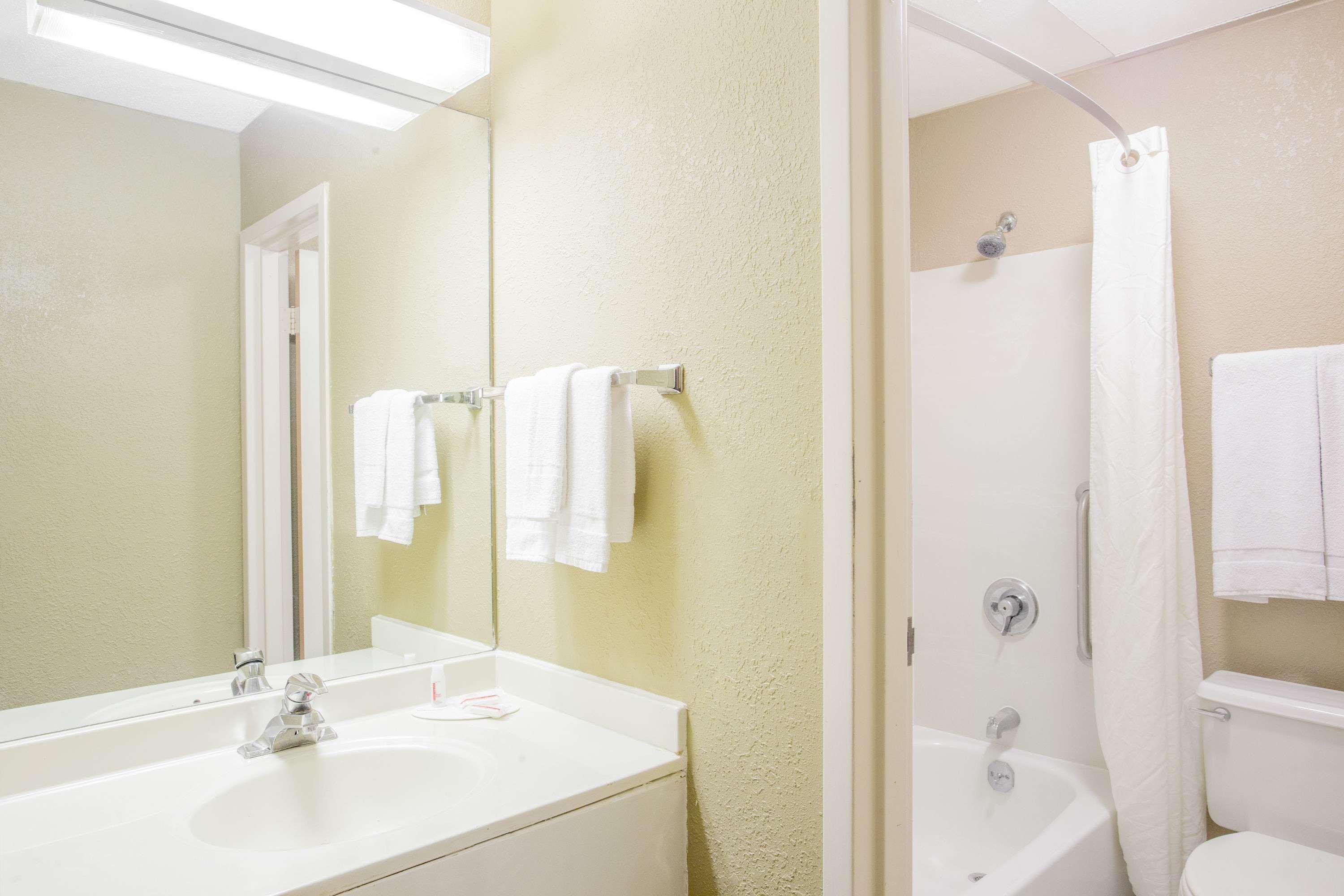 Super 8 By Wyndham Madison East Hotel Luaran gambar