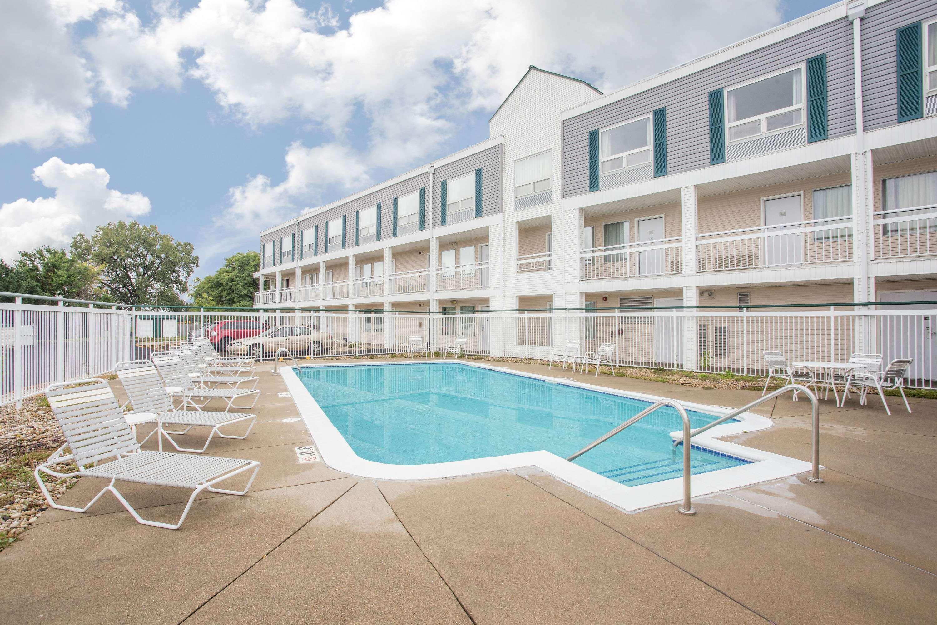 Super 8 By Wyndham Madison East Hotel Luaran gambar
