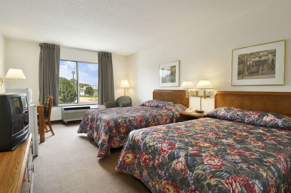 Super 8 By Wyndham Madison East Hotel Luaran gambar