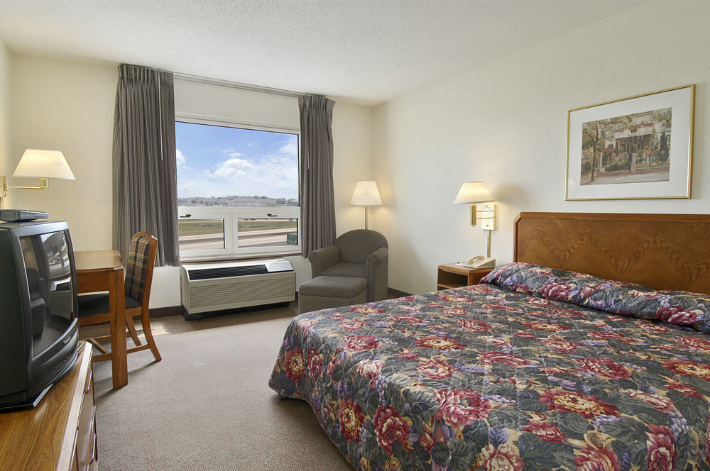 Super 8 By Wyndham Madison East Hotel Bilik gambar