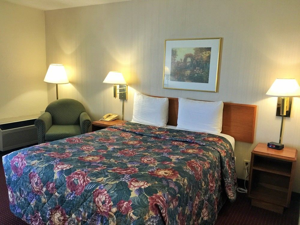 Super 8 By Wyndham Madison East Hotel Luaran gambar