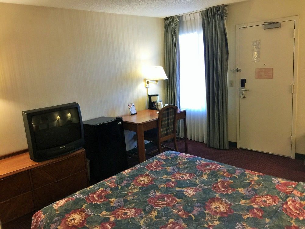 Super 8 By Wyndham Madison East Hotel Luaran gambar