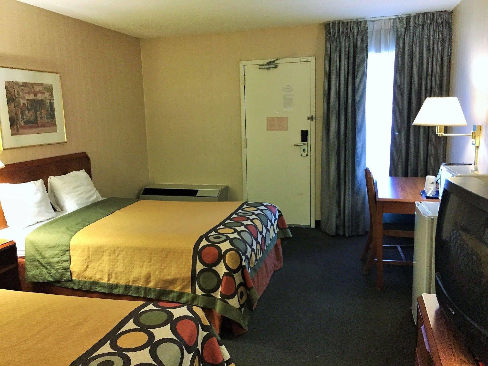 Super 8 By Wyndham Madison East Hotel Luaran gambar