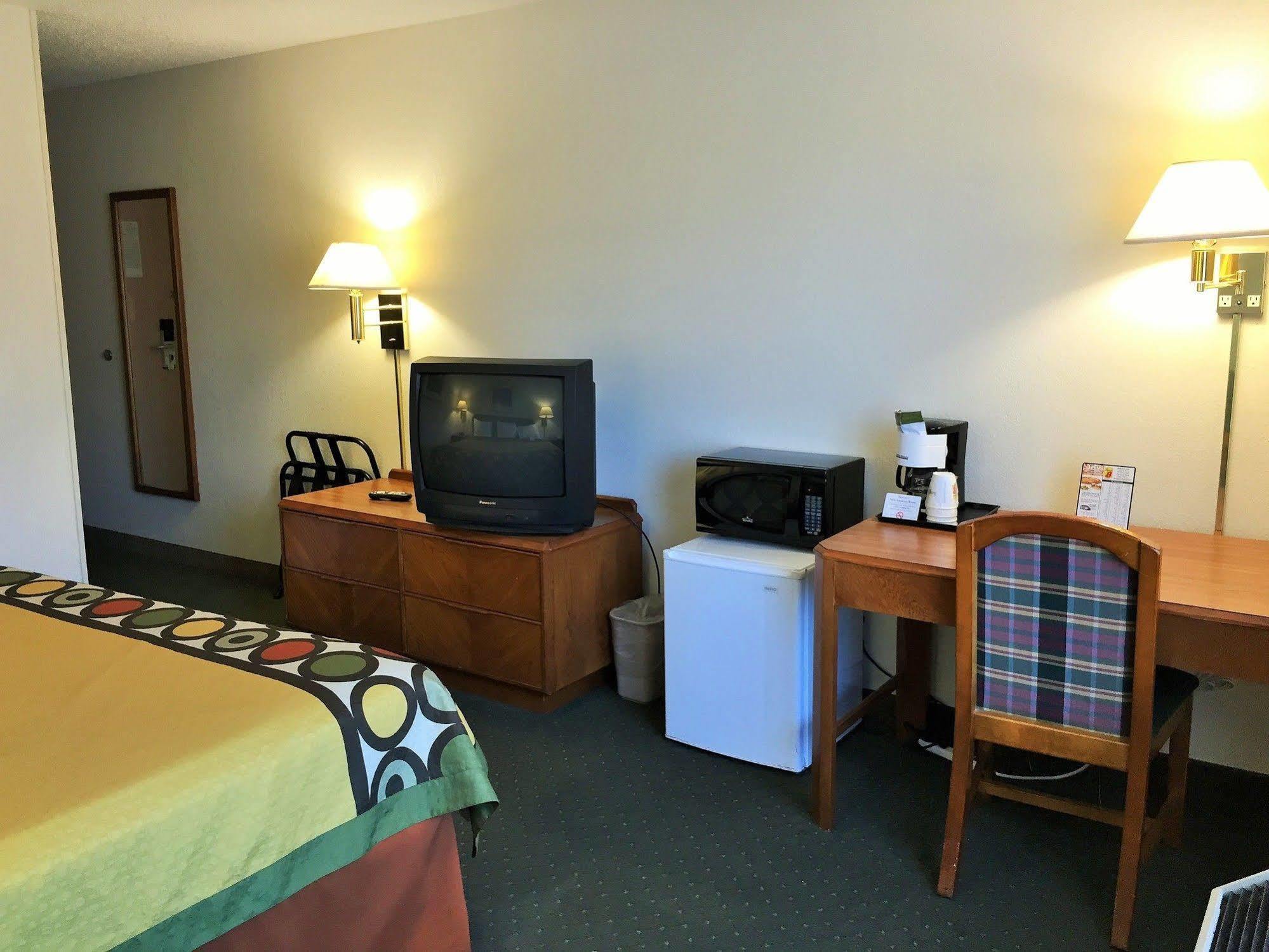 Super 8 By Wyndham Madison East Hotel Luaran gambar