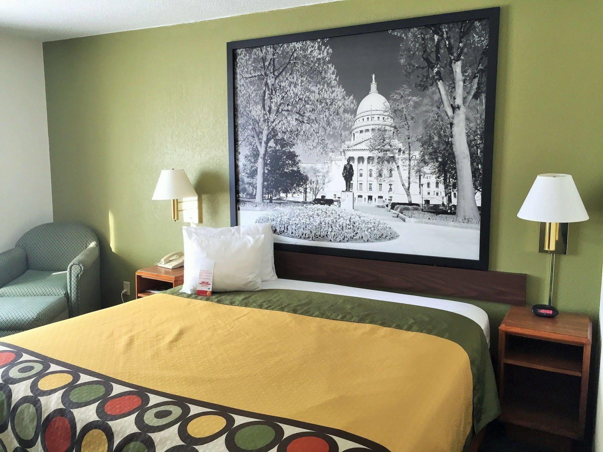 Super 8 By Wyndham Madison East Hotel Luaran gambar