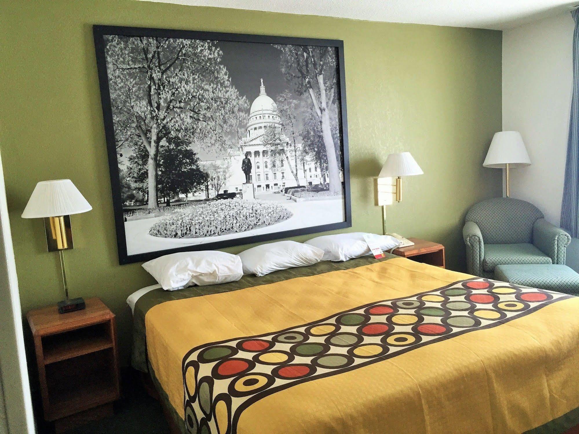 Super 8 By Wyndham Madison East Hotel Luaran gambar