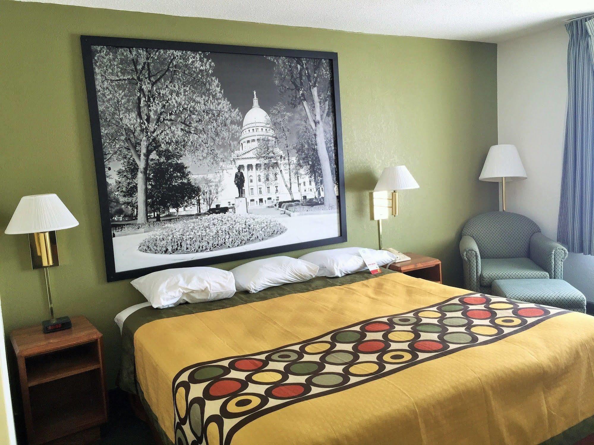 Super 8 By Wyndham Madison East Hotel Luaran gambar